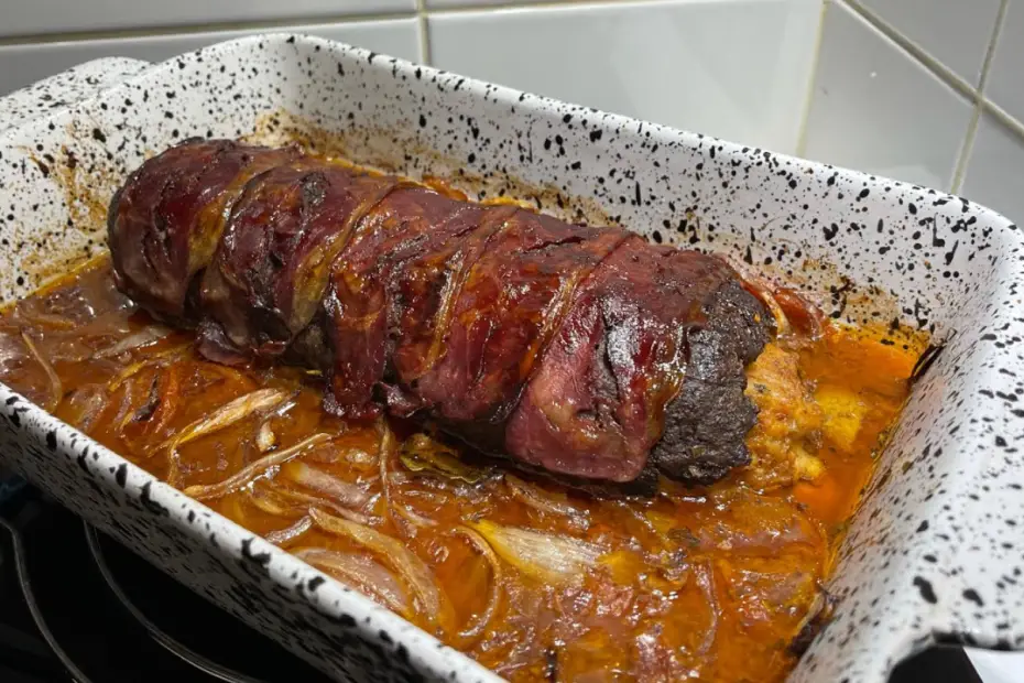 rolo de carne com chouriço em uma forma nas cores branca com preta