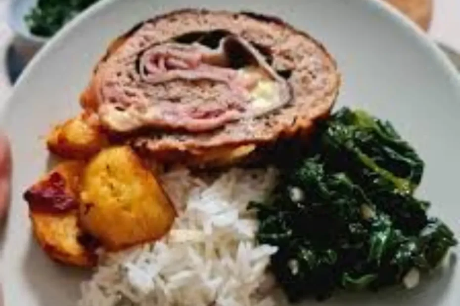 rolo de aves sobre um prato na cor branca, acompanhado de arroz, batatas e espinafre