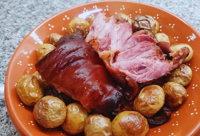 Pernil Defumado com Batatas: Uma Combinação Irresistível de Sabores