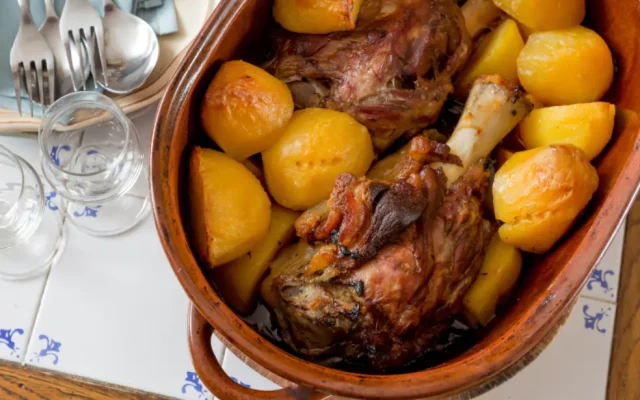 Pernil Assado com Batata: O Clássico Reconfortante da Culinária