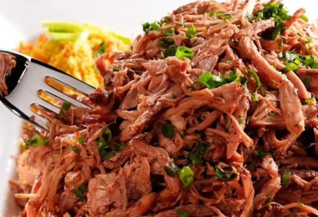 Pernil Desfiado: Versatilidade e Sabor em Cada Fio