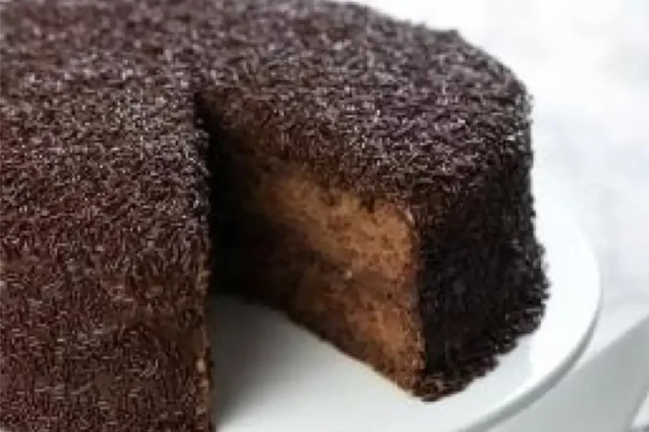 bolo de brigadeiro em um prato na cor branco