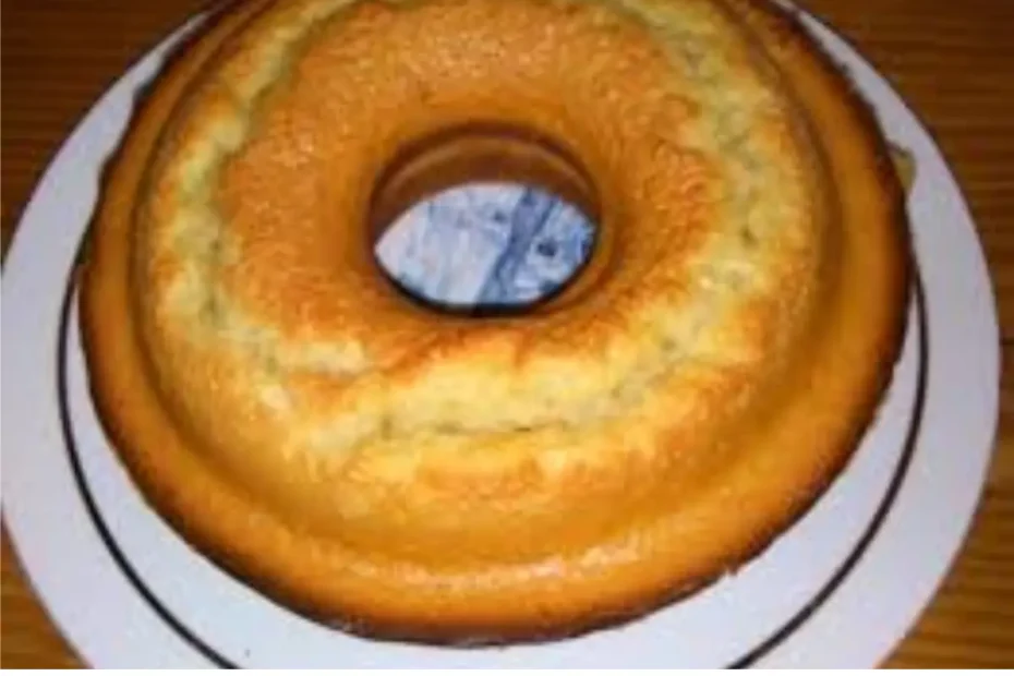 Bolo de claras em um prato na cor branco