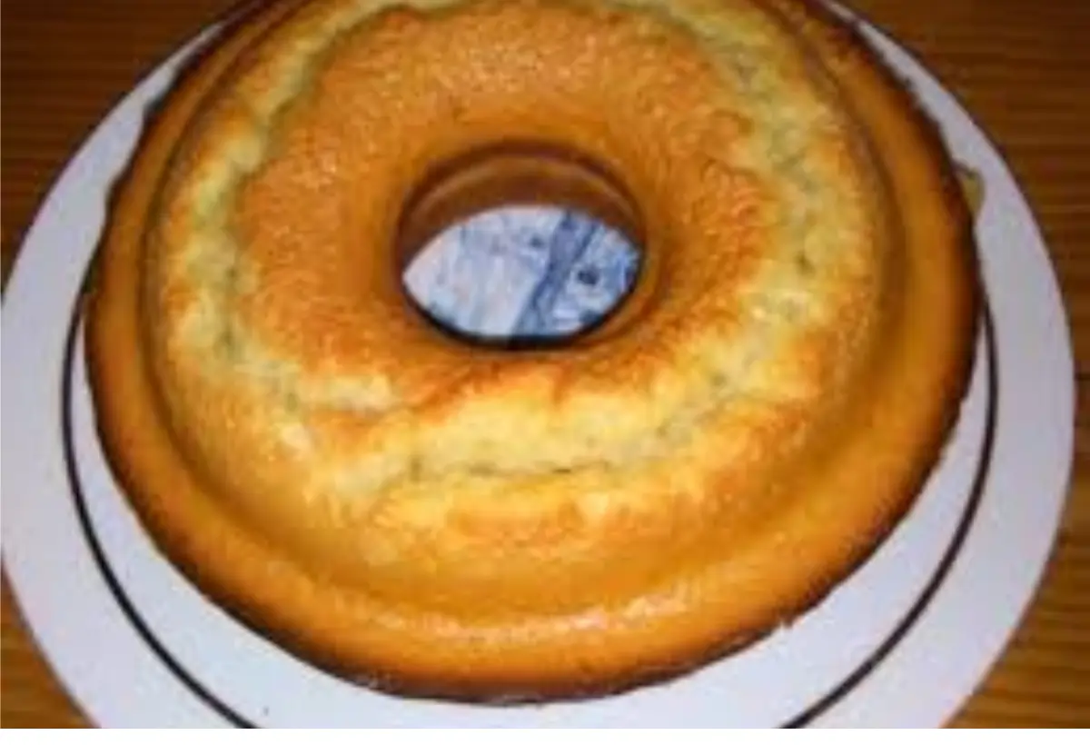 Bolo de claras em um prato na cor branco