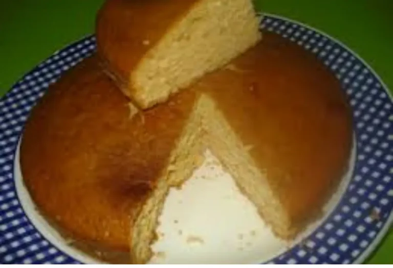 Bolo de claras em um prato na cor branco sobre uma toalha quadriculada