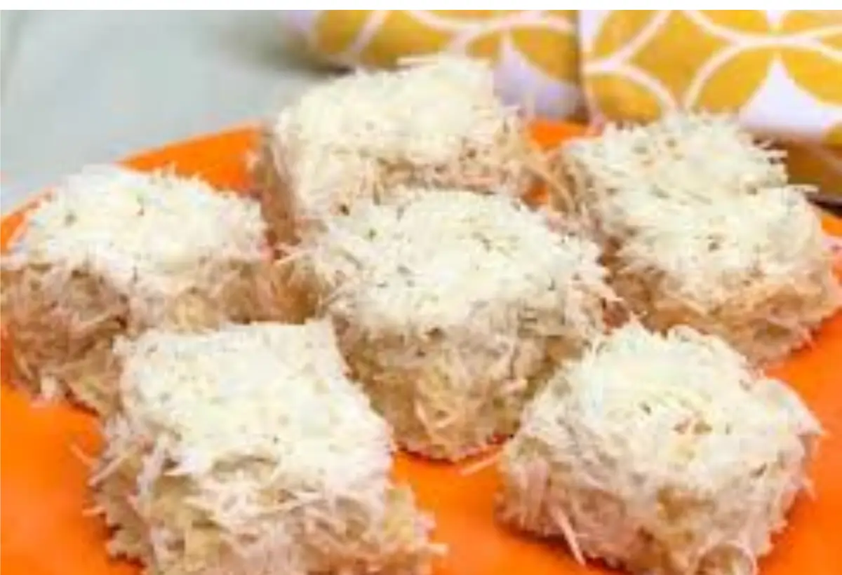 fatias de bolo de coco sobre um prato na cor laranja