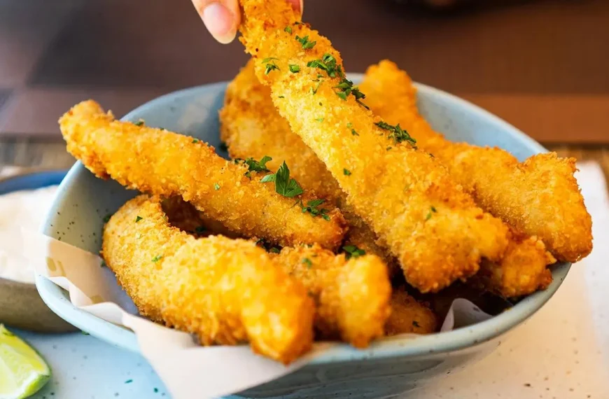 Iscas de Frango à Milanesa