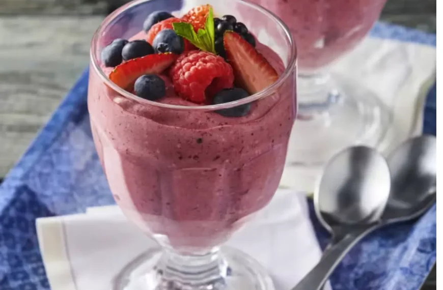 espuma de frutas vermelhas dentro de uma taca de sobremesas