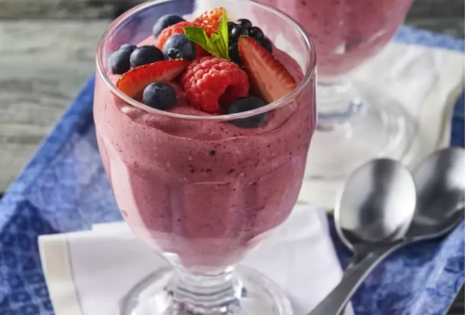 espuma de frutas vermelhas dentro de uma taca de sobremesas