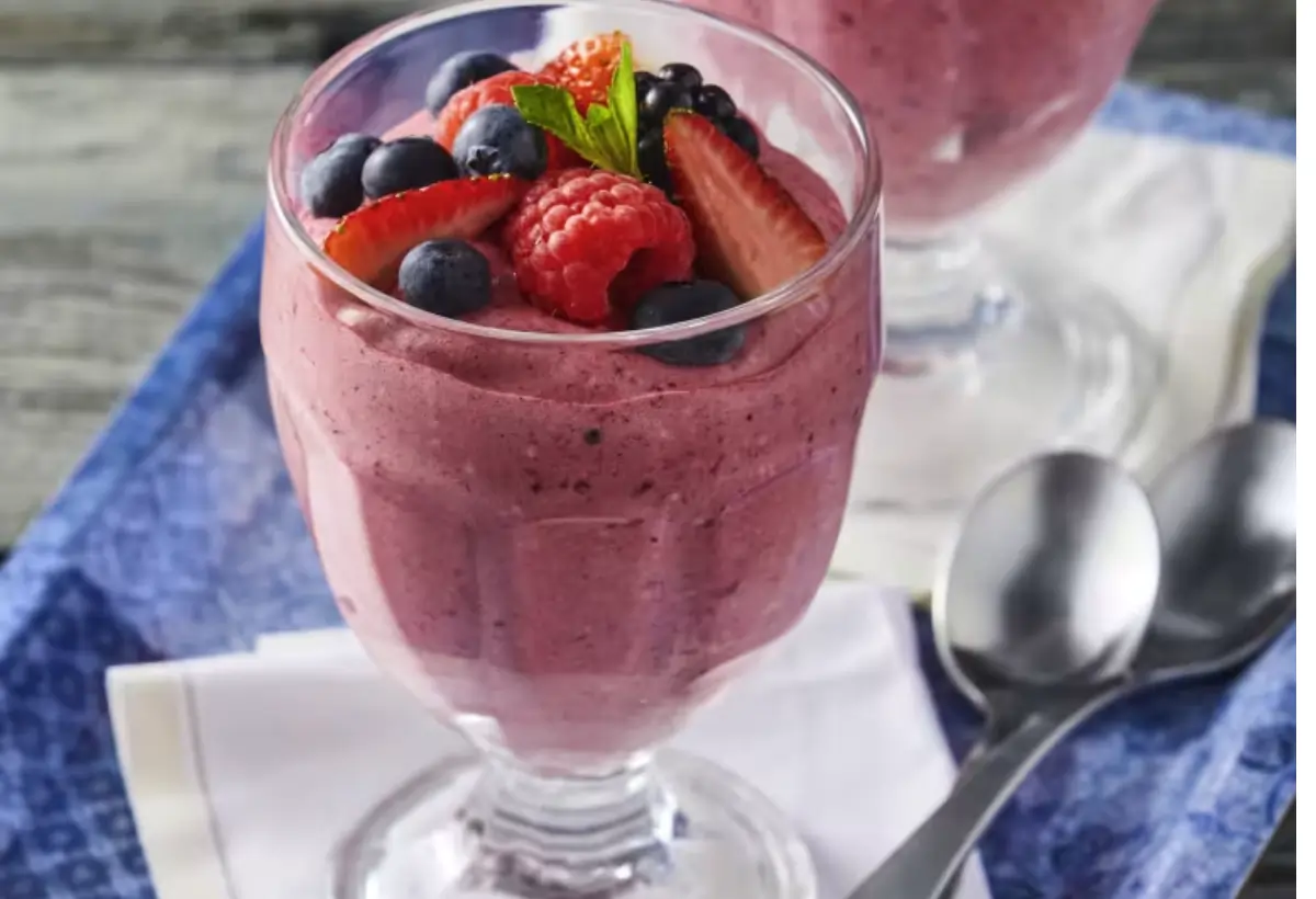 espuma de frutas vermelhas dentro de uma taca de sobremesas