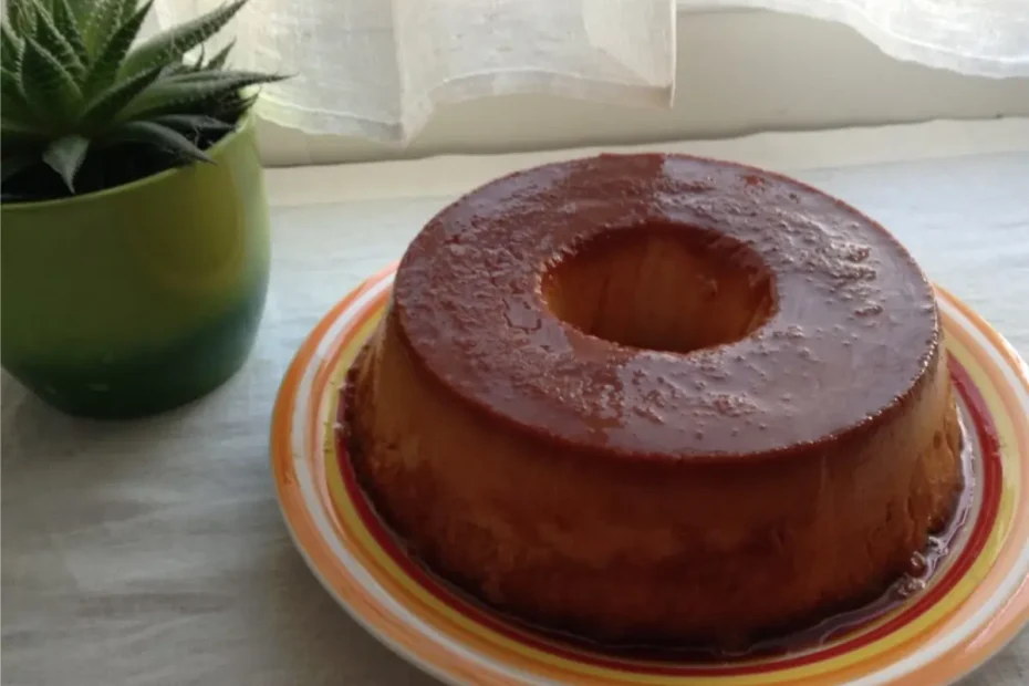 pudim de pão sobre um prato nas cores laranja e branco