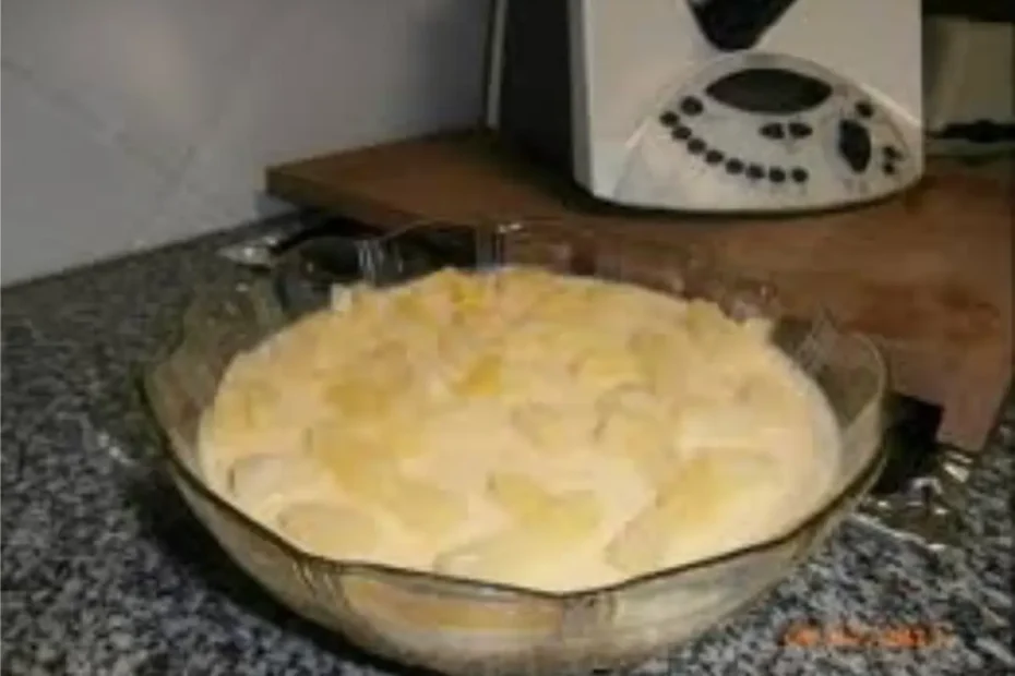 mousse de ananás em uma travessa transparente com uma bimby ao fundo