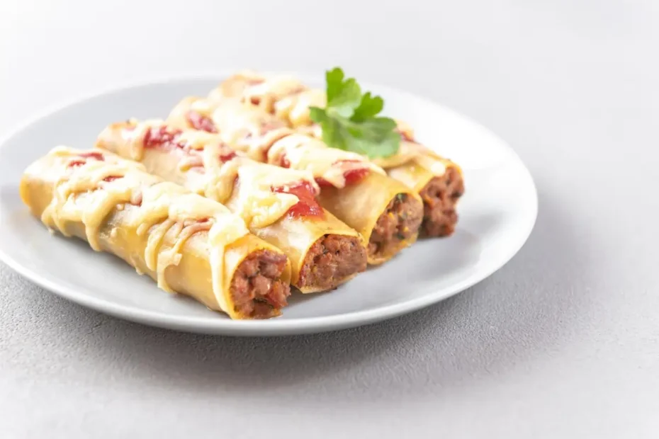 canelones de carne em um prato na cor branco