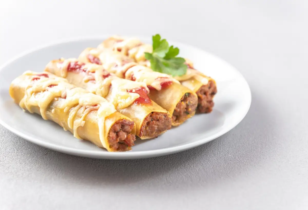 canelones de carne em um prato na cor branco