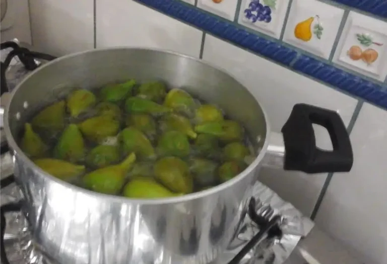 figos dentro da panela para preparar o doce de figo verde