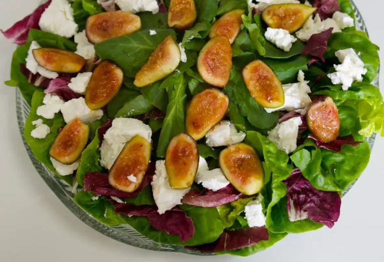 salada de figo com queijo de cabra e nozes dentro que um prato transparente.