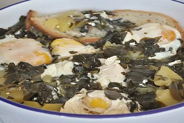 Sopa de Beldroegas com Bacalhau e Ovos Escalfados