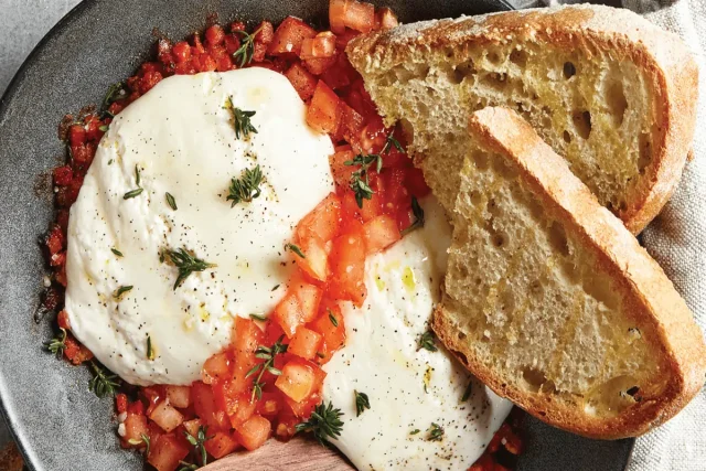 Burrata com Tomate e Chouriço