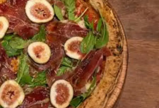 Pizza de Figo com Presunto Parma e Rúcula