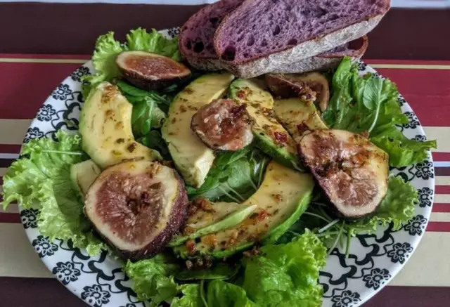 Salada de Figo com Abacate e Queijo Feta