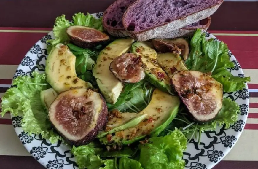 Salada de Figo com Abacate e Queijo Feta